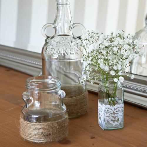 voici un de nos ateliers d'upcycling ou l'on transforme vos pots avec de la ficelle.